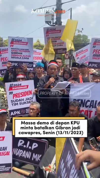 Massa Demo di Depan KPU Minta Batalkan Gibran Jadi Cawapres #Shorts