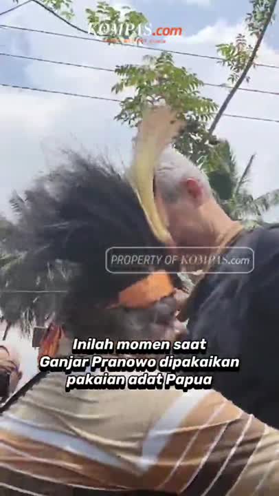 Ganjar Dipakaikan Baju Adat Saat Kampanye Perdana di Merauke #SHORTS