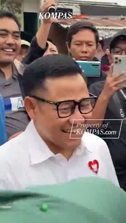 Momen Cak Imin Main Bola Bareng Legenda Persebaya