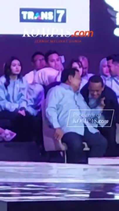 Momen Prabowo Tarik Jaket Bahlil di Sela Debat Cawapres Menarik Perhatian