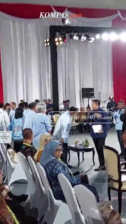 Momen Gibran Bungkukkan Badan ke Ganjar-Mahfud di Acara KPK