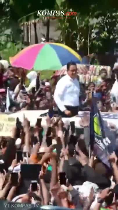 Kampanye di Mataram, Anies Bacakan Spanduk yang Sindir Pelanggaran Etik MK