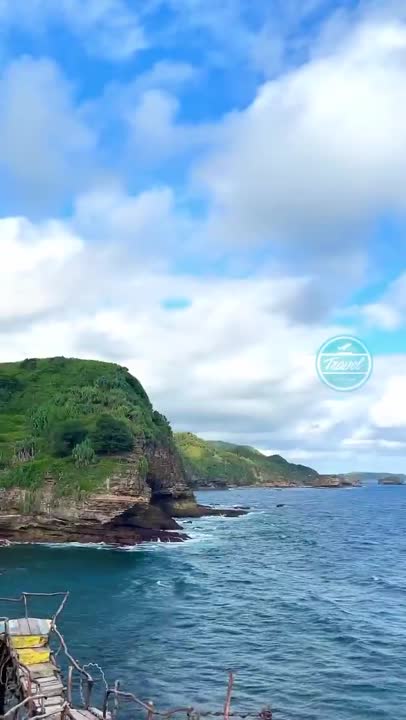 Gondola di atas laut Pantai Timang