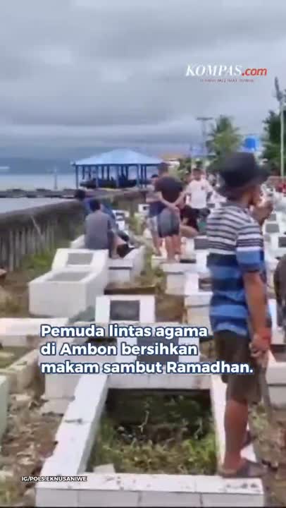 Sambut Ramadhan, Pemuda Lintas Agama Bersihkan Makam
