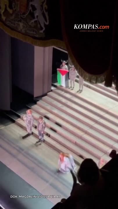 Momen Pemain Opera Bentangkan Bendera Palestina Usai Pertunjukan di Inggris