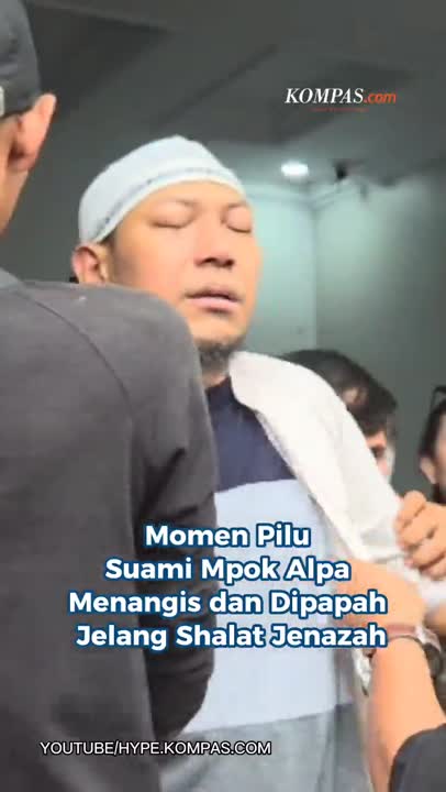 Momen Pilu Suami Mpok Alpa Menangis dan Dipapah Jelang Shalat Jenazah