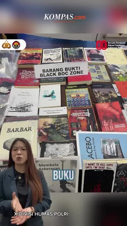 Melihat Buku-buku Barang Bukti Sitaan Polisi