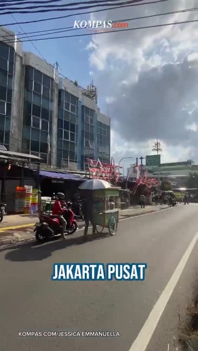 Menyusuri Gang Kumuh di Pinggir Kali Jati Bunder