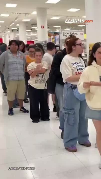 Fans Antre Pukul 1 Dini Hari demi Beli Album Baru Taylor Swift