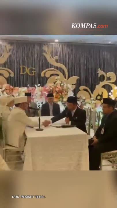 Jokowi Senyam-senyum Saat Walkot Tegal Deddy Yon Tepuk Sakinah