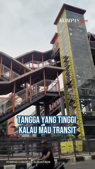 Lift Prioritas Mati, Penumpang Prioritas Mesti Naik Tangga ke Skywalk Kebayoran Lama