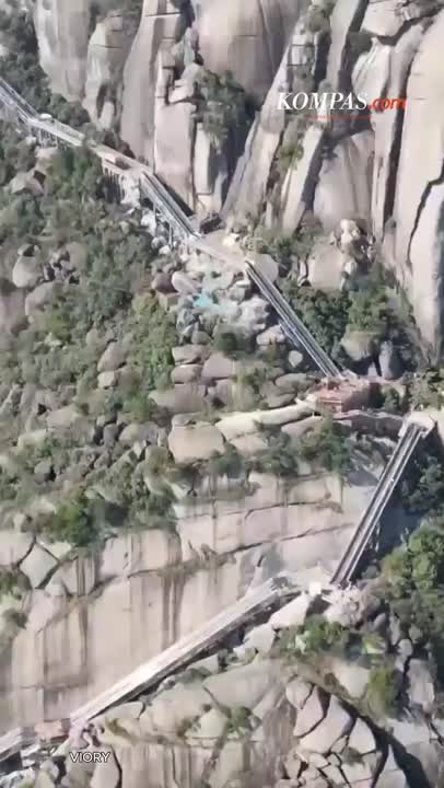 Naik Gunung Pakai Eskalator Di China, Ke Puncak Cuma 10 Menit