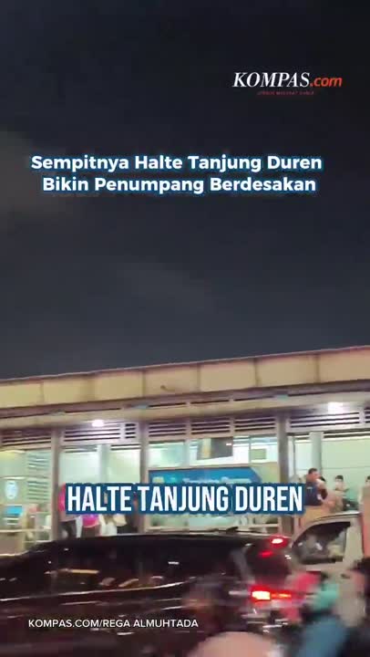 Sempitnya Halte Tanjung Duren Bikin Penumpang Berdesakan