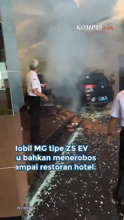 Mobil Listrik 'Terbang' Masuk Restoran Hotel Klaten, Tamu Panik Berhamburan