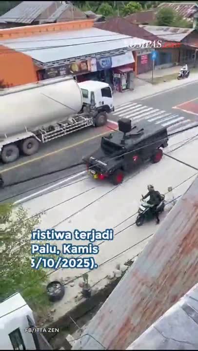 Rantis Brimob Dilempari Batu Saat Gerebek Bandar Narkoba Di Palu