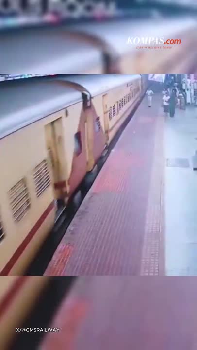 Nekat Naik Kereta Jalan, Penumpang Kejepit dan Nyaris Kehilangan Nyawa