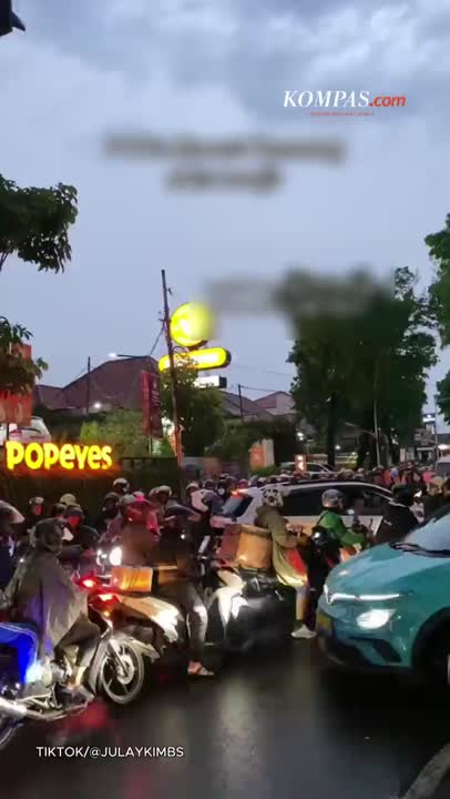 WNA Jadi 'Pak Ogah' Dadakan, Atur Kemacetan Kemang gara-gara Banjir