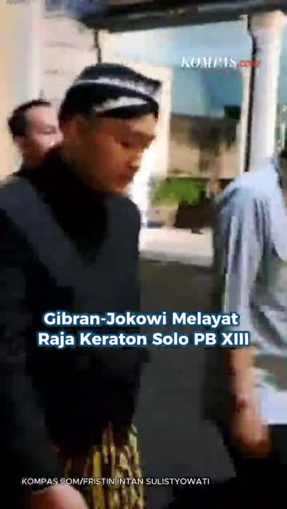 Gibran-Jokowi Melayat Raja Keraton Solo PB XIII
