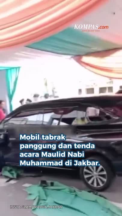 Mobil Tabrak Tenda Dan Panggung Acara Pengajian Di Jalanan Jakbar