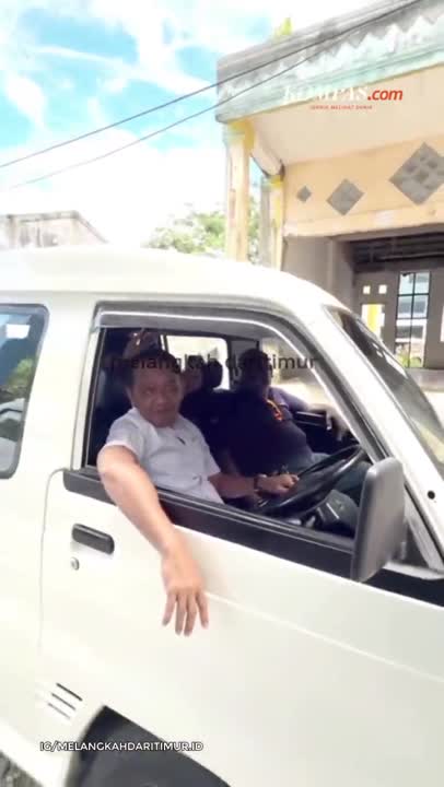 Bahlil Nostalgia, 'Narik' Angkot Lagi di Terminal Tumburuni Fakfak