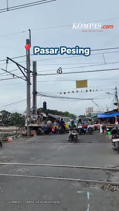 Berapa Banyak Orang yang Nerobos Palang Pintu Kereta?