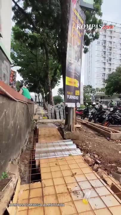 Trotoar Seberang Bintaro Plazab Berantakan dan Berlubang Bikin Pejalan Kaki Bingung