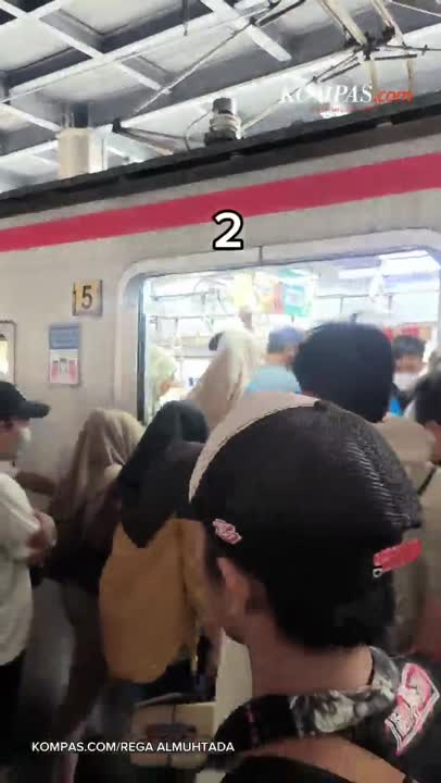 Ada Berapa Orang yang Masih Gak Mau Prioritasin Penumpang KRL yang Turun?