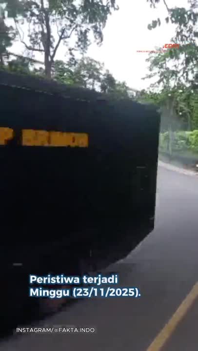 Detik-detik Truk Brimob Masuk Jurang 30 Meter Di Lampung