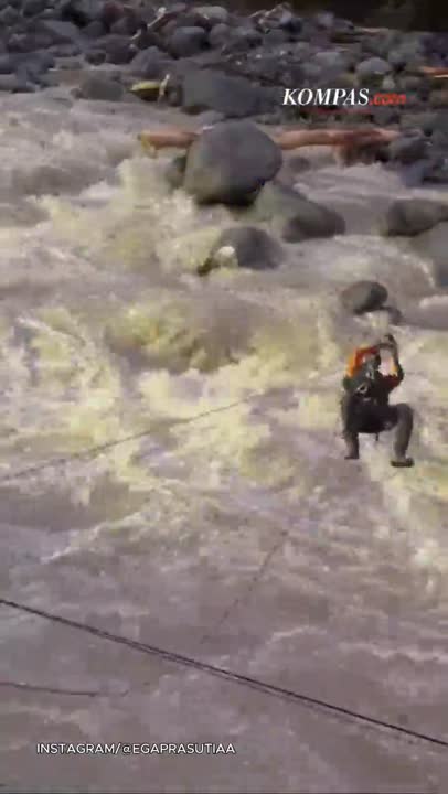 Evakuasi Menegangkan, Tim SAR Bergelantungan Di Atas Sungai Deras