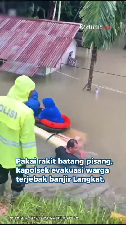 Pakai Rakit Batang Pisang, Kapolsek Renang Selamatkan Warga Terjebak Banjir Sumut
