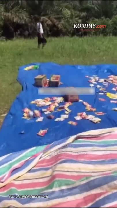 Bantuan Dari Helikopter Untuk Korban Banjir Remuk, Warga Pungut Beras Di Tanah