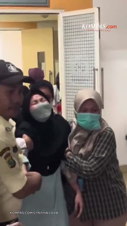 Karina Ranau Menangis Histeris Saat Jenazah Epy Kusnandar Dipindahkan Ke Ambulans