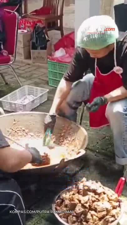 Satu Ton Rendang Untuk Korban Banjir Sumatera