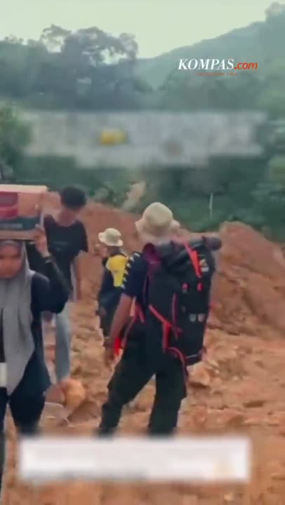 Jalan Kaki 17 Km, Bawa Bantuan Ke Pedalaman Sumbar