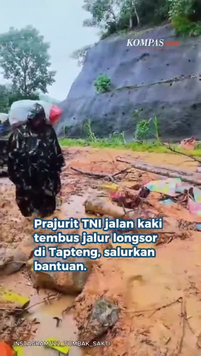 Hujan Dan Medan Terjal, TNI Jalan Kaki Bawa Bantuan Untuk Korban Bencana