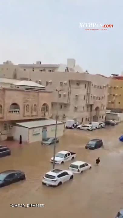 Banjir Bandang Terjang Jeddah Arab Saudi, Jalanan Bak Sungai, Mobil Tenggelam