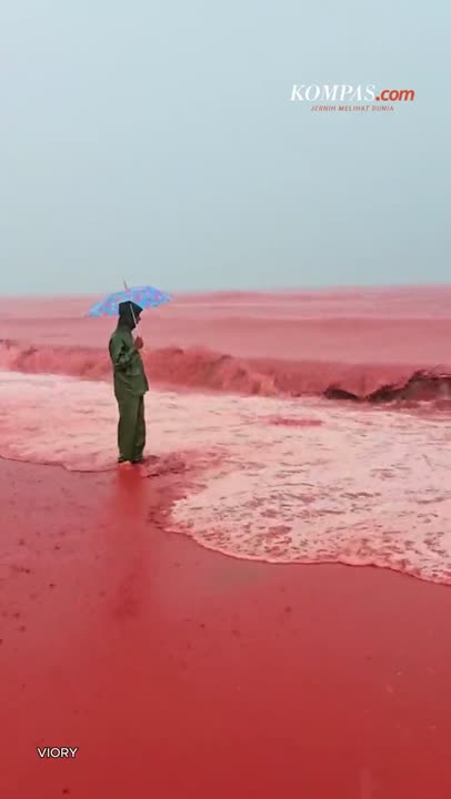 Penampakan Pantai Di Iran Berubah Merah Saat Hujan Deras