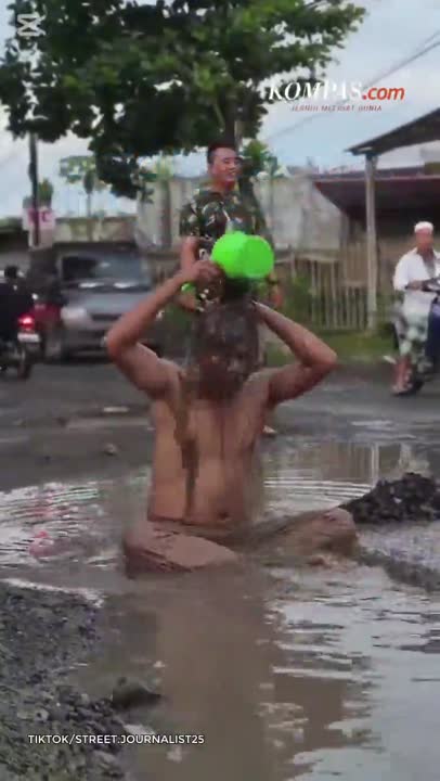 Kades di Lombok Mandi Lumpur, Lelah Lihat Jalan Rusak Parah