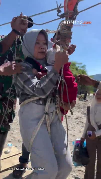 Ibu Gendong Bayinya Seberangi Sungai Di Aceh Tengah Pakai Tali Sling
