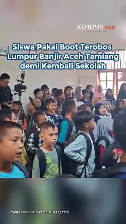Siswa Pakai Boot Terobos Lumpur Banjir Aceh Tamiang Demi Kembali Sekolah