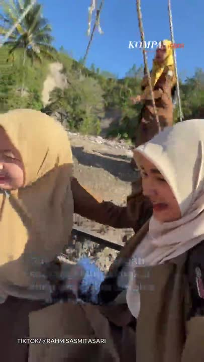 Uji Nyali Guru Di Aceh Tengah Usai Jalan Amblas Pascabanjir: Sebrangi Sungai Pakai Sling