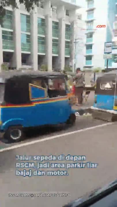 Ngetem Di Jalur Sepeda RSCM, Sopir Bajaj: Enggak Ada Yang Lewat Juga