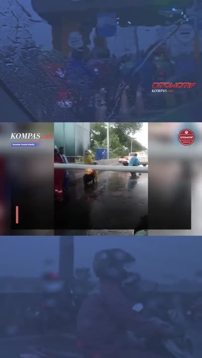 Pengendara Motor Masuk Jalan Tol Imbas Banjir Di Jakarta Dan Sekitar