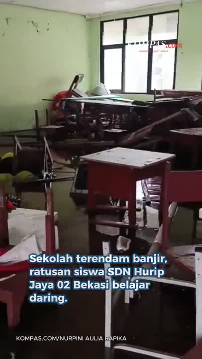 Sekolah Terendam Banjir, Ratusan Siswa SD Di Bekasi Belajar Daring