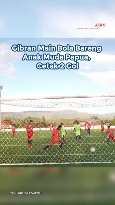 Gibran Main Bola Bareng Anak Muda Papua, Cetak 2 Gol