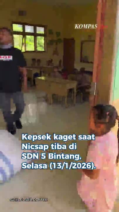 Nicholas Saputra Tiba-tiba Datang Beri Bantuan, Kepsek Di Aceh Kaget