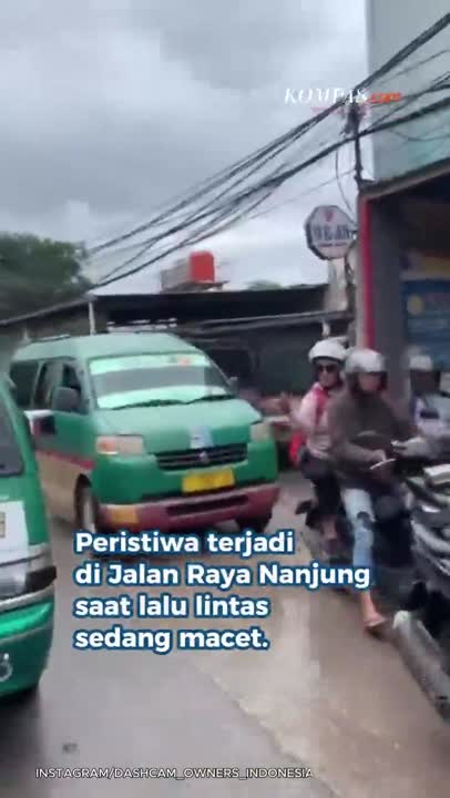 Aksi Nekat Wanita Hadang Angkot Lawan Arus Di Cimahi