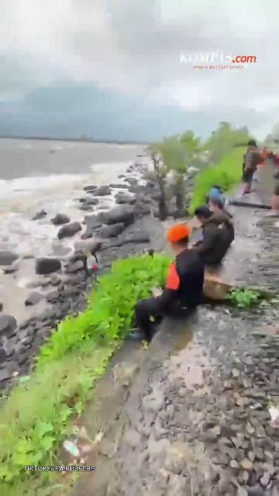 Penumpang "Piknik" Dadakan Saat KA Kaligung Mandek 2 Jam Gara-gara Banjir Pekalongan