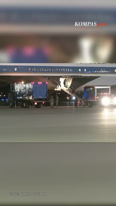 Pesawat Trump Alami Masalah Listrik, Balik Kandang Usai Terbang