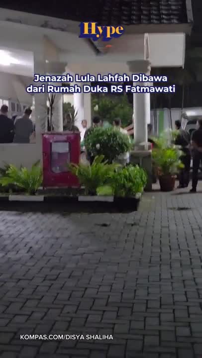 Jenazah Lula Lahfah Dibawa Dari Rumah Duka RS Fatmawati